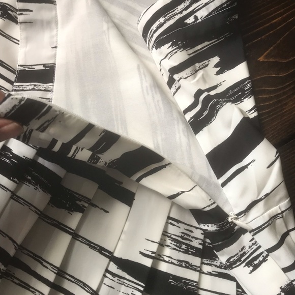 Banana Republic Black and White Pleated Skirt - Picture 4 of 6